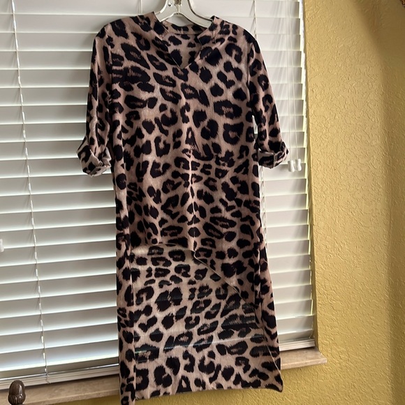 Leopardo print long uneven hem blouse. Short ok long sleeve. Barely worn. Clean - Picture 1 of 5